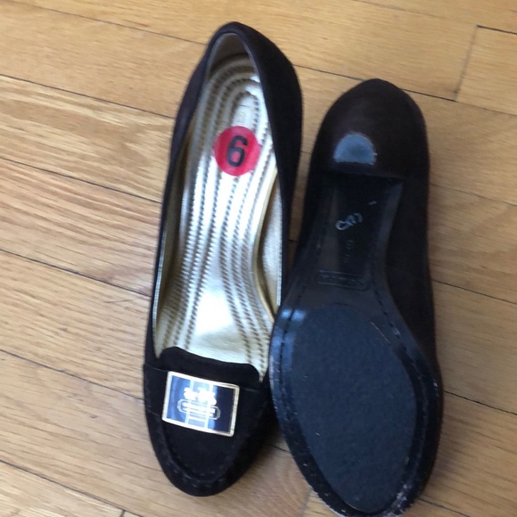 Coach Kandace Brwn Sz 6 Suede w/Gold Plague Pumps - Picture 4 of 4